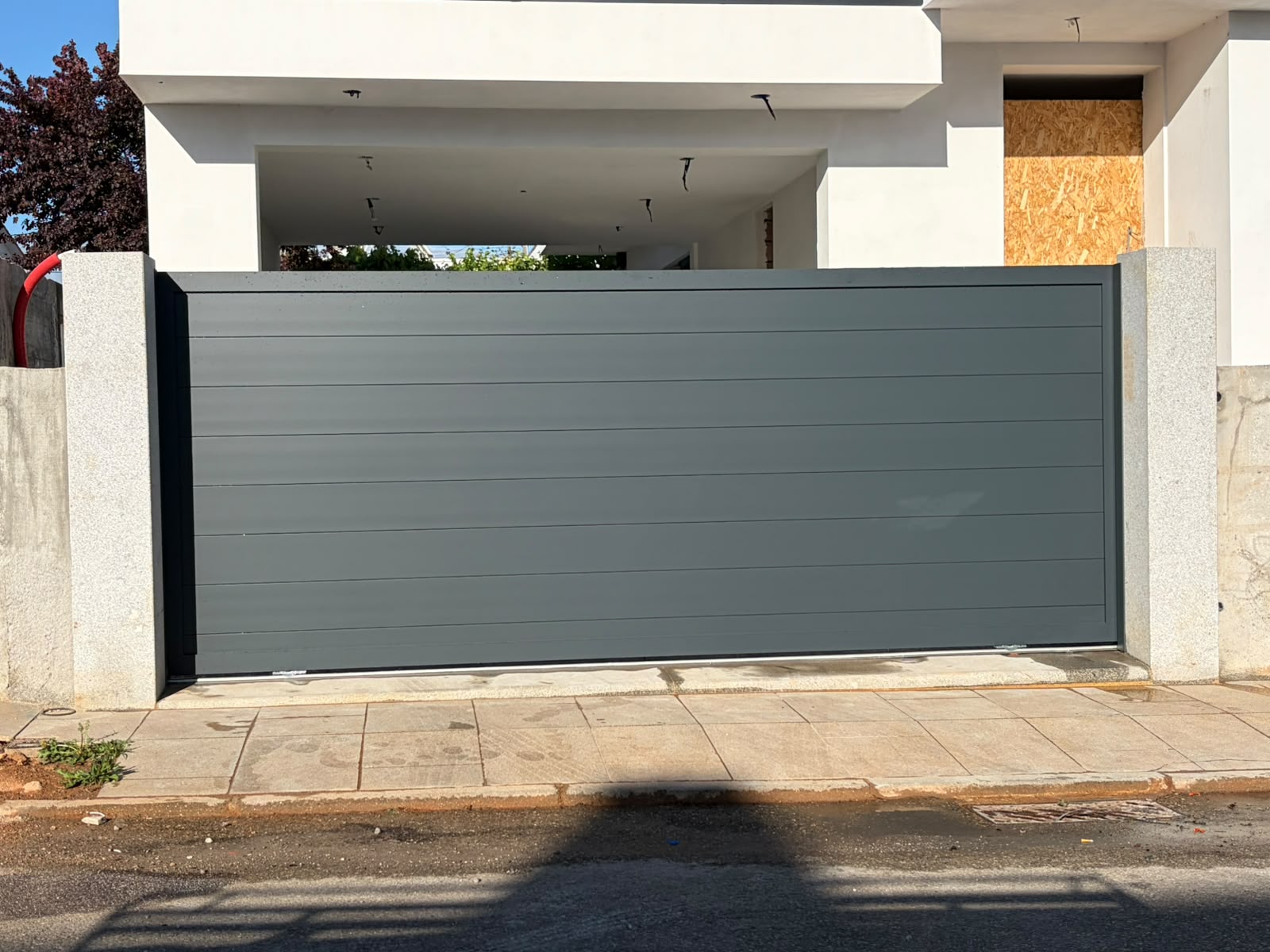 Portão de correr antracite instalado pela SerrPorta